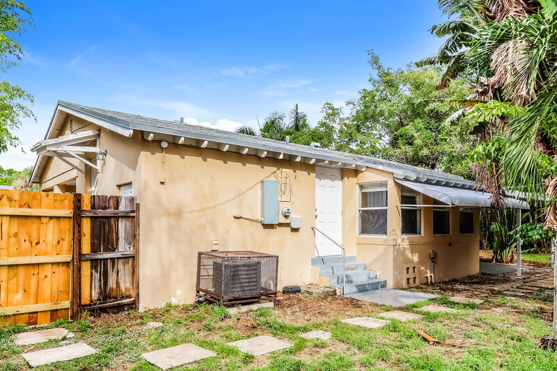 1,865/Mo, 195 E 28th Street Riviera Beach, FL 33404 Rear View 2