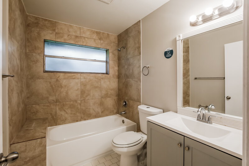 3,795/Mo, 3701 NW 7th Court Delray Beach, FL 33445 Main Bathroom View