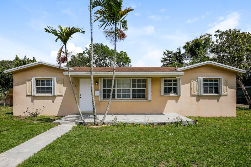 3,015/Mo, 2811 NW 211th Street Miami Gardens, FL 33056 External View