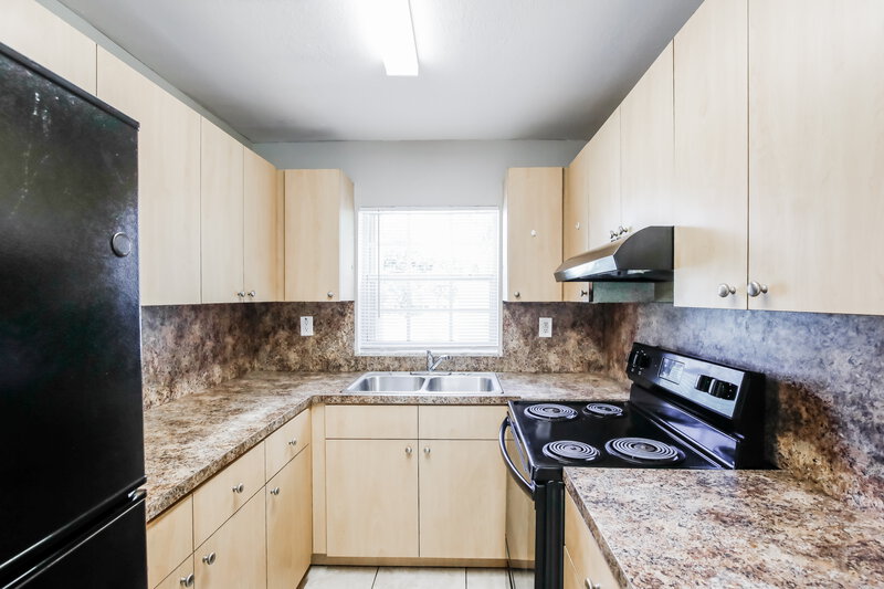 3,015/Mo, 2811 NW 211th Street Miami Gardens, FL 33056 Kitchen View