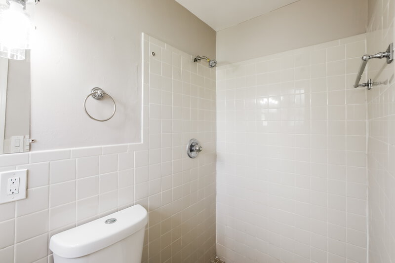 3,015/Mo, 2811 NW 211th Street Miami Gardens, FL 33056 Main Bathroom View