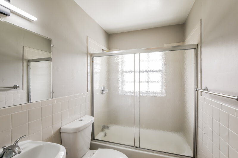 3,015/Mo, 2811 NW 211th Street Miami Gardens, FL 33056 Bathroom View