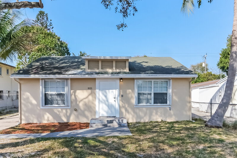2,450/Mo, 1021 South L Street Lake Worth Beach, FL 33460 External View
