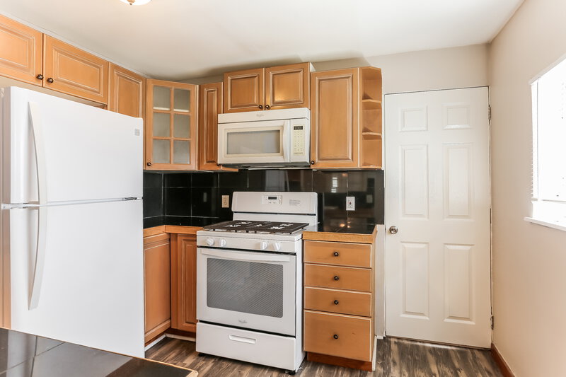 2,075/Mo, 224 S L Street Lake Worth Beach, FL 33460 Kitchen View