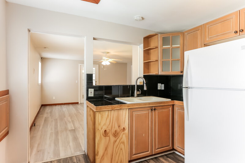 2,075/Mo, 224 S L Street Lake Worth Beach, FL 33460 Kitchen View 2