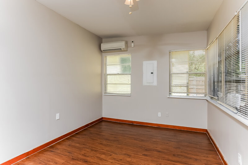 2,075/Mo, 224 S L Street Lake Worth Beach, FL 33460 Sitting Room View