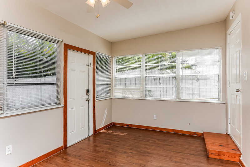 2,075/Mo, 224 S L Street Lake Worth Beach, FL 33460 Sitting Room View 2