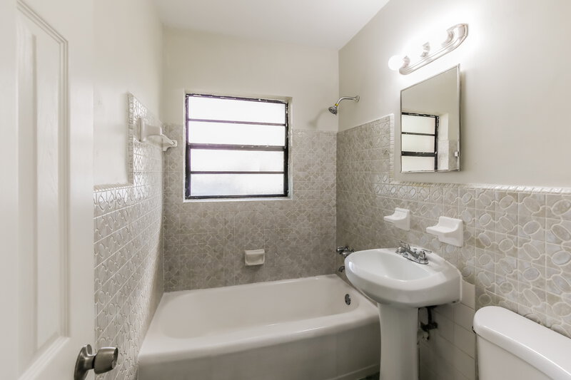 3,130/Mo, 810 Carolina Ave Fort Lauderdale, FL 33312 Main Bathroom View