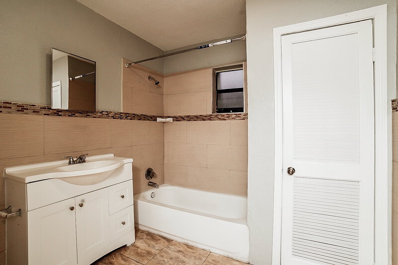 3,165/Mo, 16401 NW 21 Avenue Miami Gardens, FL 33054 Bathroom View 2