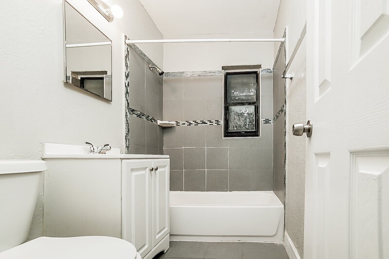 3,165/Mo, 16401 NW 21 Avenue Miami Gardens, FL 33054 Bathroom View 3