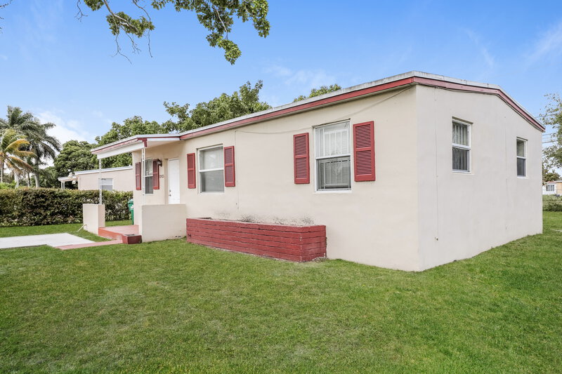 1,805/Mo, 12425 W Randall Park Drive Miami, FL 33167 Front View 2