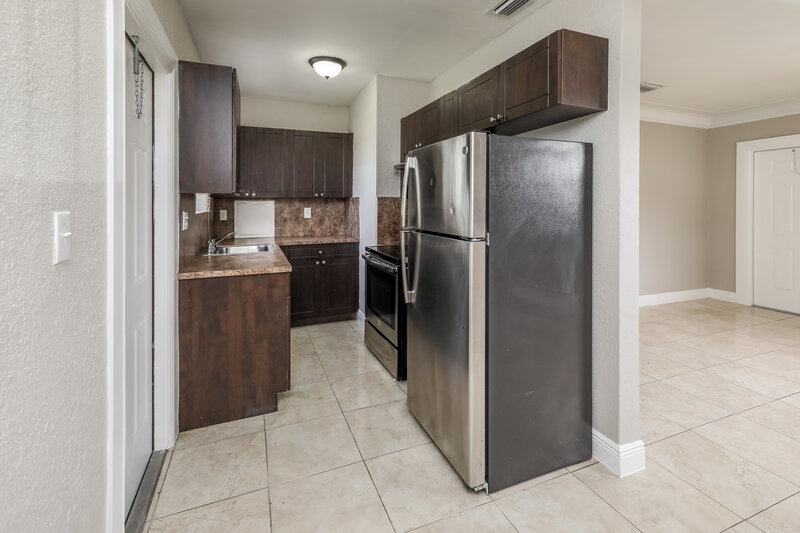 1,805/Mo, 12425 W Randall Park Drive Miami, FL 33167 Kitchen View 2