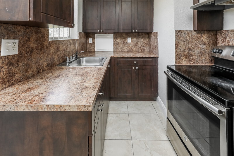 1,805/Mo, 12425 W Randall Park Drive Miami, FL 33167 Kitchen View 3