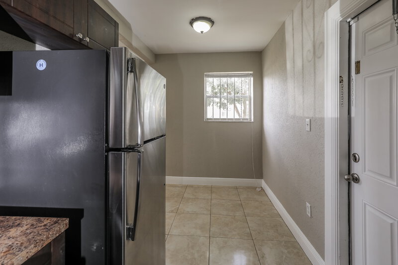 1,805/Mo, 12425 W Randall Park Drive Miami, FL 33167 Kitchen View 4