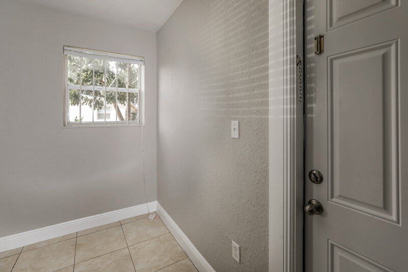 1,805/Mo, 12425 W Randall Park Drive Miami, FL 33167 Kitchen View 5