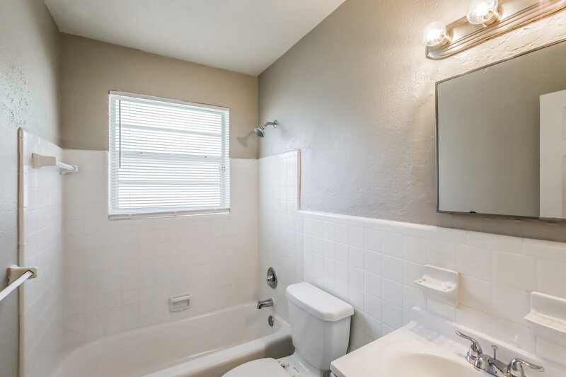 2,365/Mo, 2750 SW 2nd Court Fort Lauderdale, FL 33312 Main Bathroom View