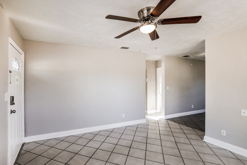 2,515/Mo, 611 NW 2nd Ave Deerfield Beach, FL 33441 Living Room View 2