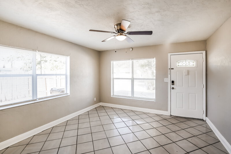 2,515/Mo, 611 NW 2nd Ave Deerfield Beach, FL 33441 Living Room View 3