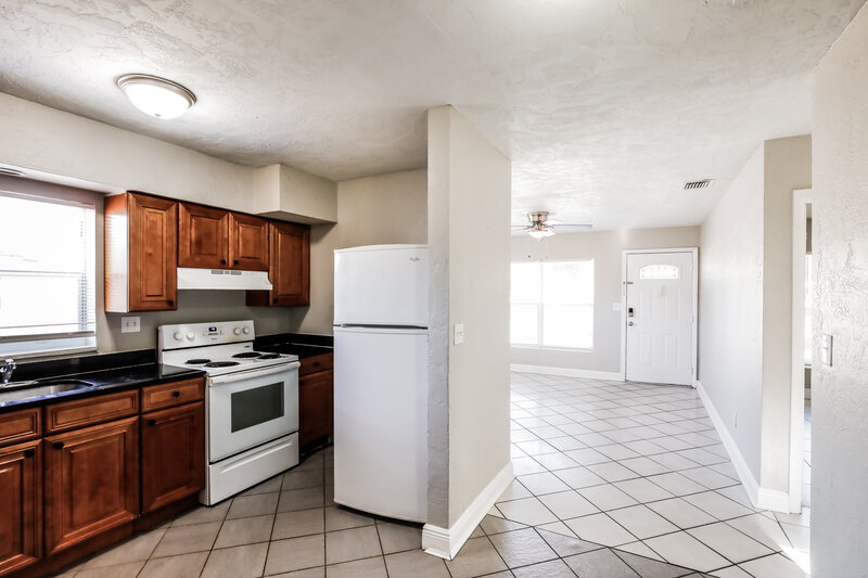 2,515/Mo, 611 NW 2nd Ave Deerfield Beach, FL 33441 Kitchen View