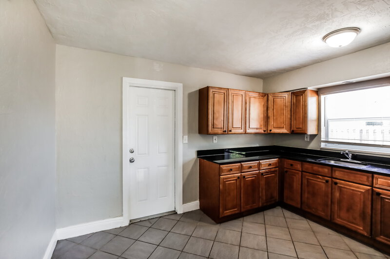 2,515/Mo, 611 NW 2nd Ave Deerfield Beach, FL 33441 Kitchen View 2