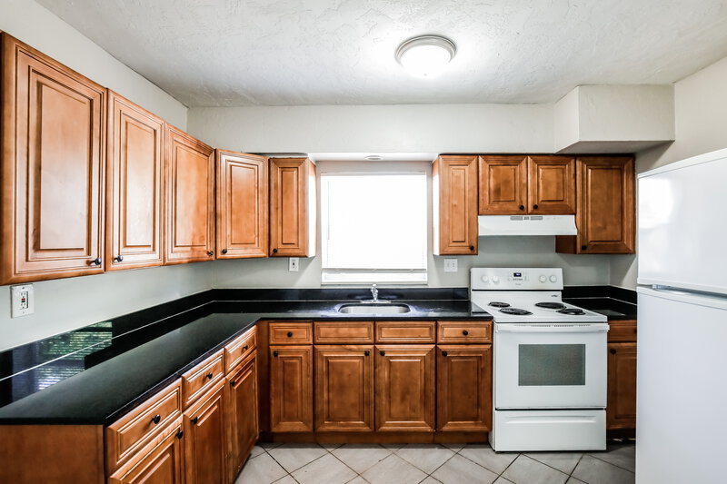 2,515/Mo, 611 NW 2nd Ave Deerfield Beach, FL 33441 Kitchen View 3