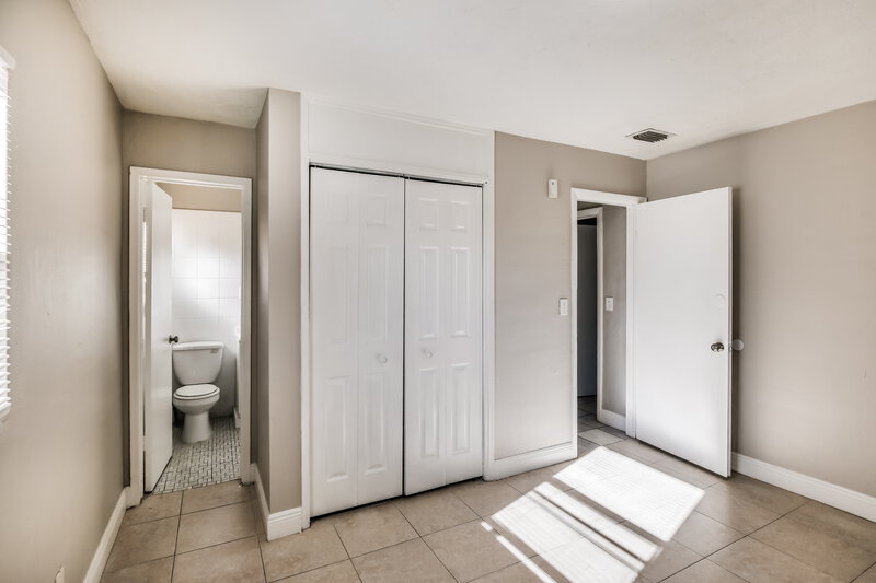 2,515/Mo, 611 NW 2nd Ave Deerfield Beach, FL 33441 Main Bedroom View