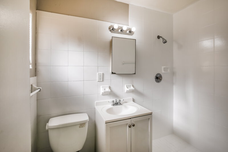 2,515/Mo, 611 NW 2nd Ave Deerfield Beach, FL 33441 Main Bathroom View