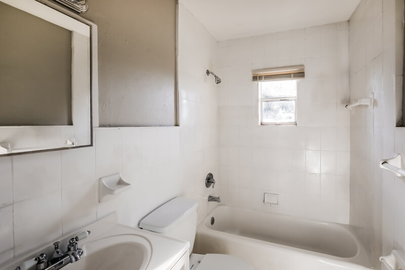 2,515/Mo, 611 NW 2nd Ave Deerfield Beach, FL 33441 Bathroom View