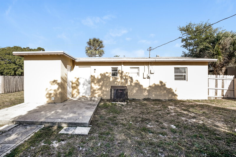 2,515/Mo, 611 NW 2nd Ave Deerfield Beach, FL 33441 Rear View