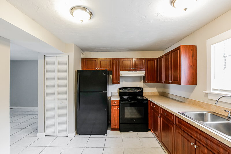 2,915/Mo, 2418 Sw 6Th Ct Fort Lauderdale, FL 33312 Kitchen View 2