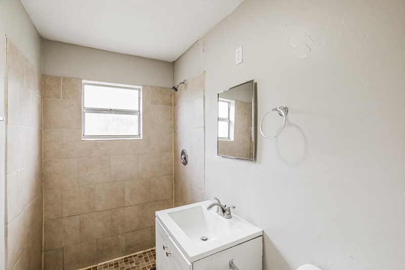 2,915/Mo, 2418 Sw 6Th Ct Fort Lauderdale, FL 33312 Main Bathroom View
