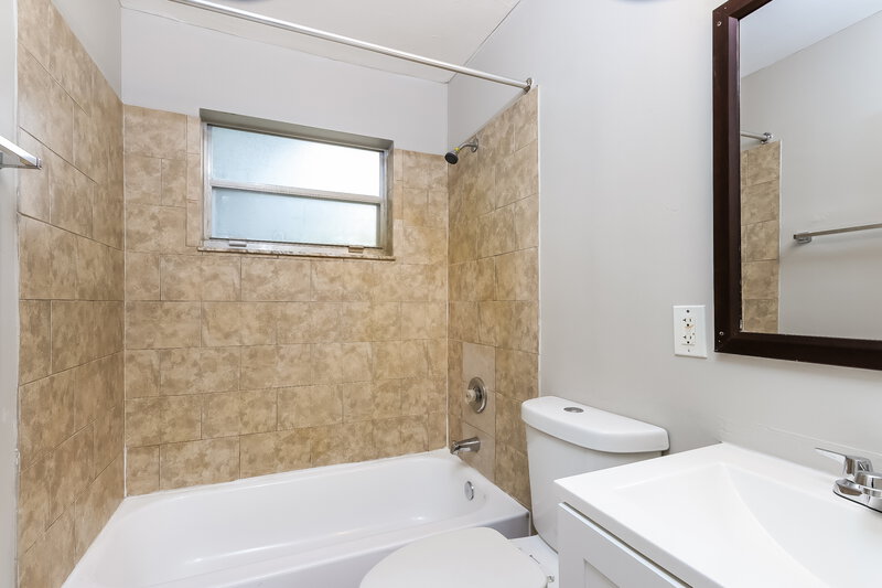 1,760/Mo, 3568 Betty Ann Court Palm Beach Gardens, FL 33403 Bathroom View