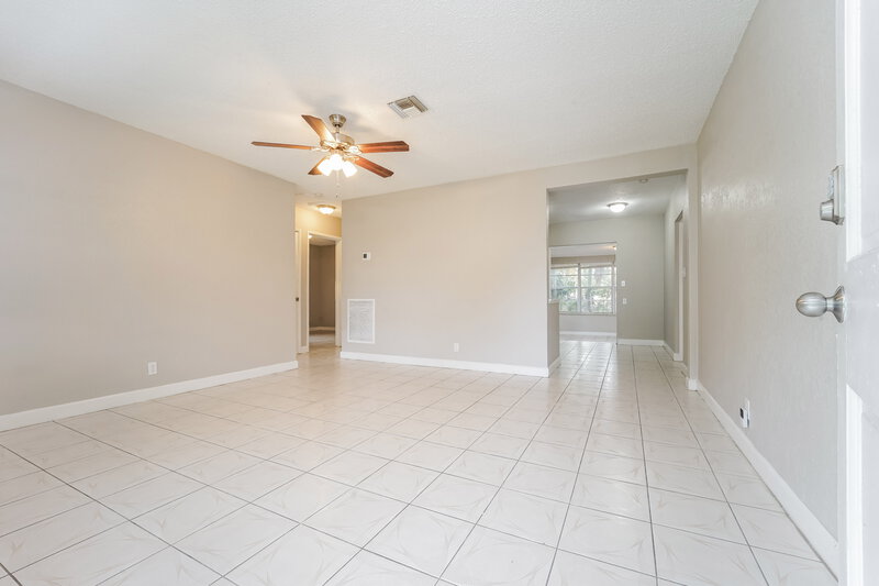 3,095/Mo, 1025 NW 4th Ave Fort Lauderdale, FL 33311 Living Room View