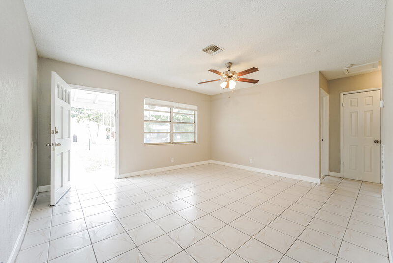 3,095/Mo, 1025 NW 4th Ave Fort Lauderdale, FL 33311 Living Room View 2