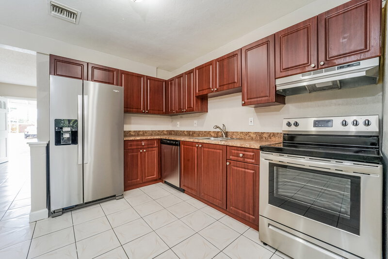 3,095/Mo, 1025 NW 4th Ave Fort Lauderdale, FL 33311 Kitchen View 2