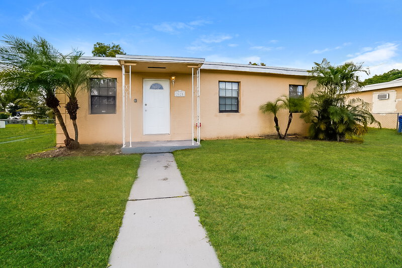 2,580/Mo, 2821 NW 151st Terrace Miami Gardens, FL 33054 External View