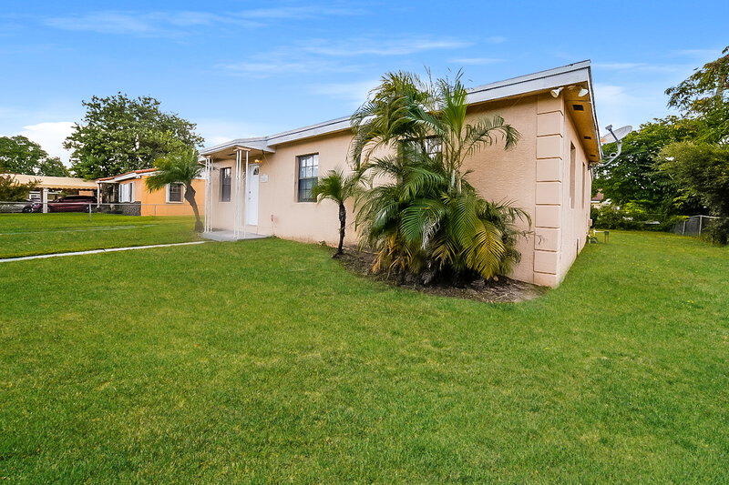 2,580/Mo, 2821 NW 151st Terrace Miami Gardens, FL 33054 Front View 2