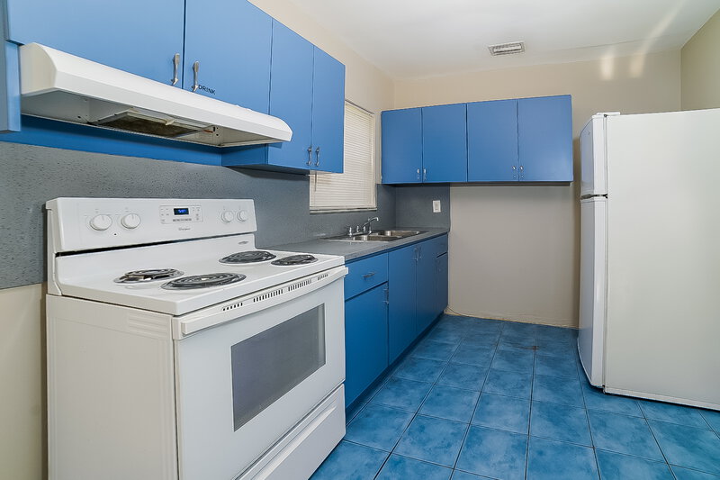 2,580/Mo, 2821 NW 151st Terrace Miami Gardens, FL 33054 Kitchen View 2