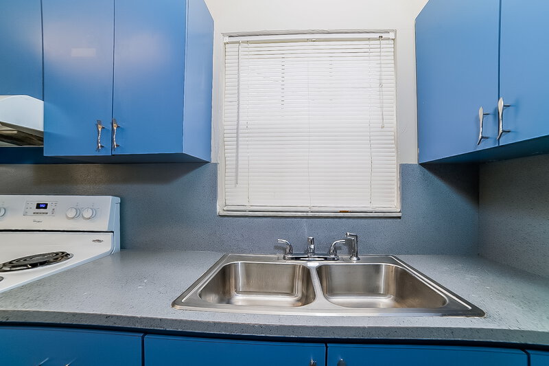 2,580/Mo, 2821 NW 151st Terrace Miami Gardens, FL 33054 Kitchen View 5