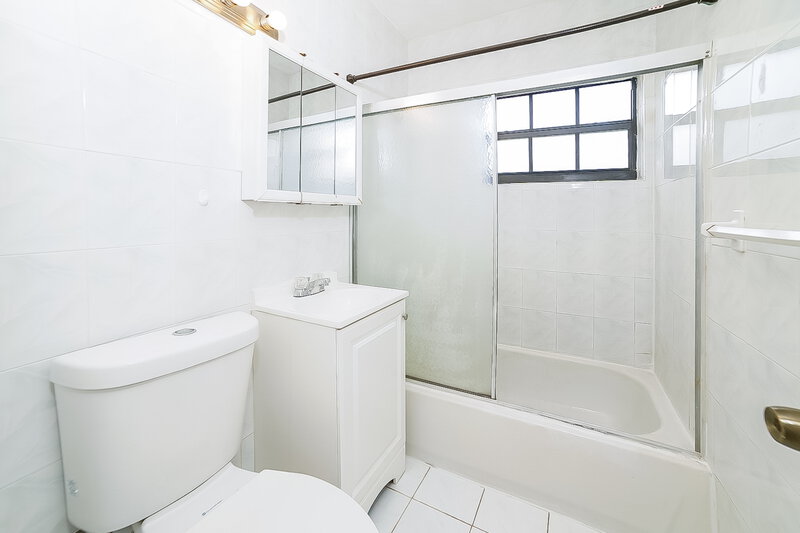 2,580/Mo, 2821 NW 151st Terrace Miami Gardens, FL 33054 Main Bathroom View
