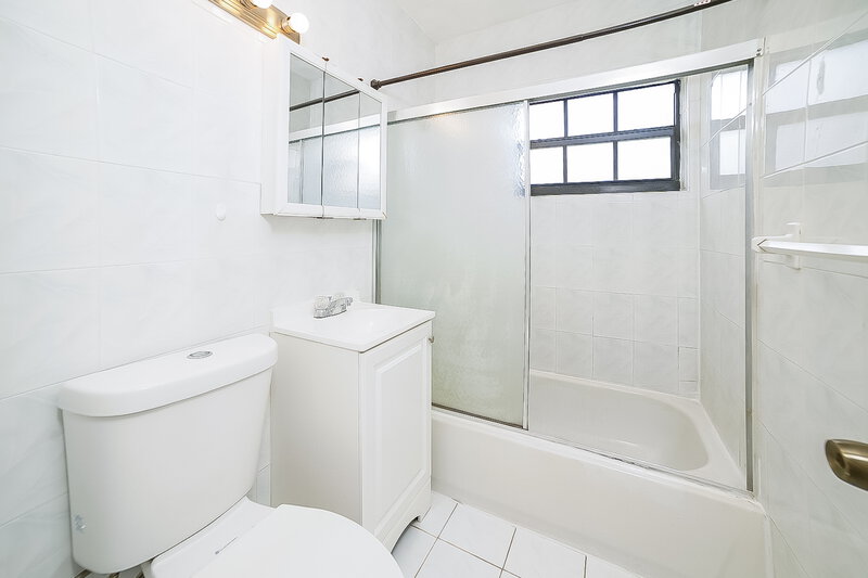 2,580/Mo, 2821 NW 151st Terrace Miami Gardens, FL 33054 Main Bathroom View 2