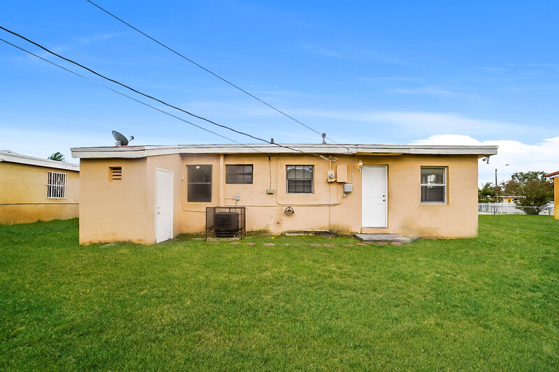 2,580/Mo, 2821 NW 151st Terrace Miami Gardens, FL 33054 Rear View