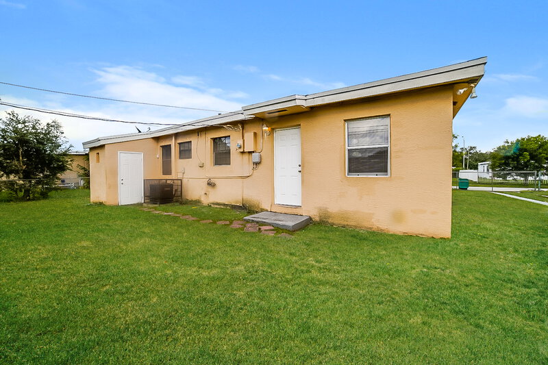 2,580/Mo, 2821 NW 151st Terrace Miami Gardens, FL 33054 Rear View 2