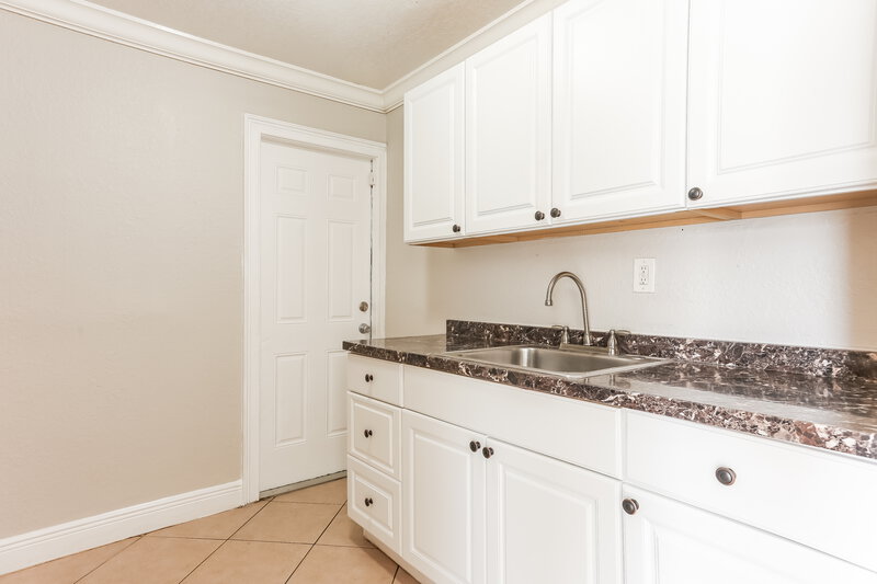 2,340/Mo, 1840 NW 34th Terrace Lauderhill, FL 33311 Kitchen View