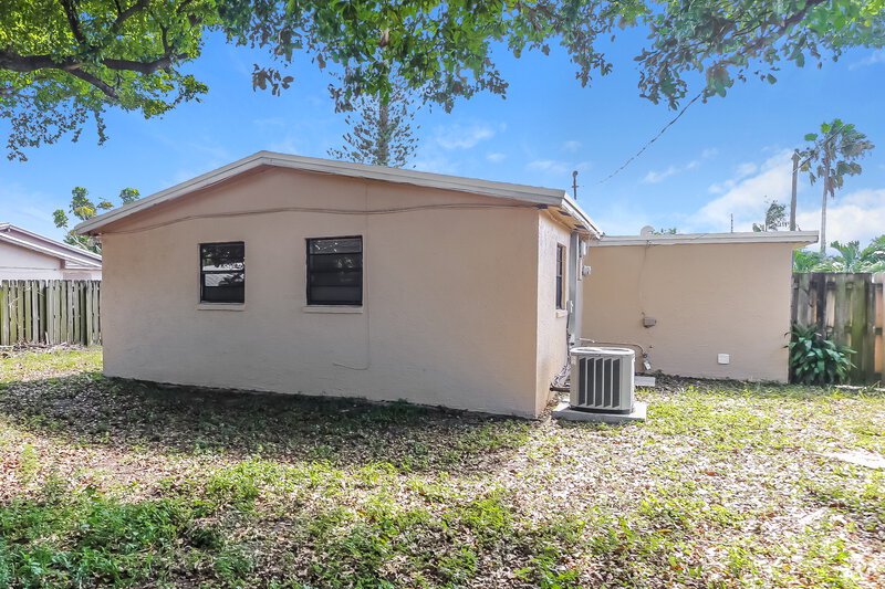 2,340/Mo, 1840 NW 34th Terrace Lauderhill, FL 33311 Rear View 2