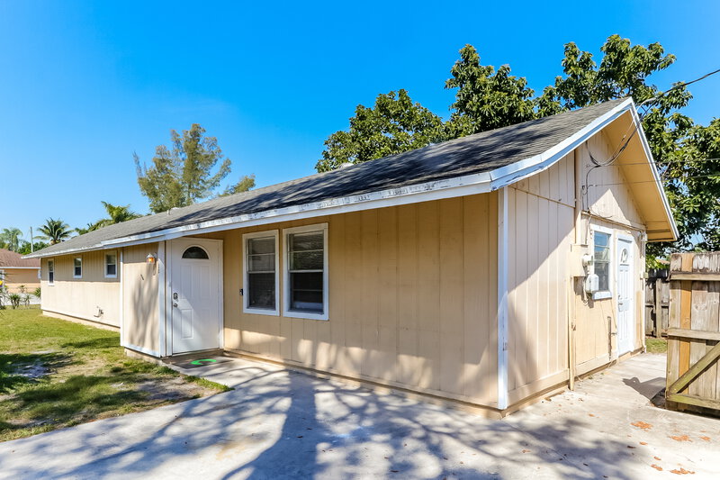 4,160/Mo, 200 Perry Avenue Greenacres, FL 33463 External View