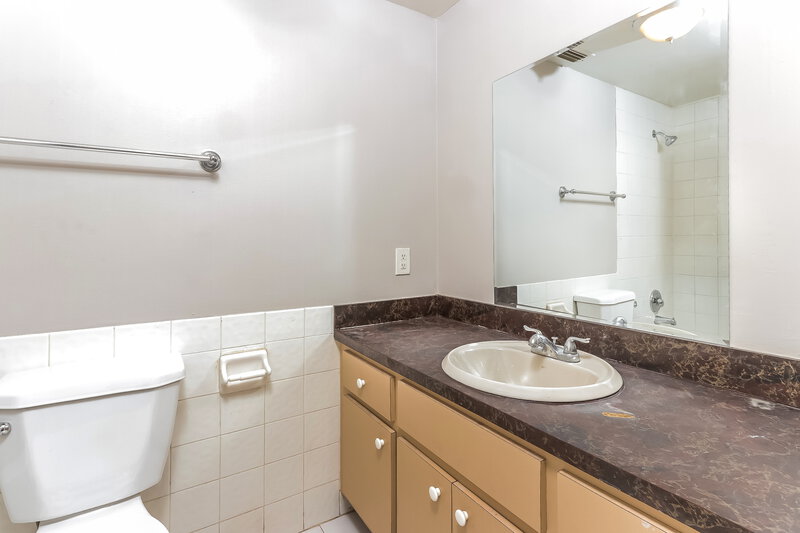 4,160/Mo, 200 Perry Avenue Greenacres, FL 33463 Master Bathroom View