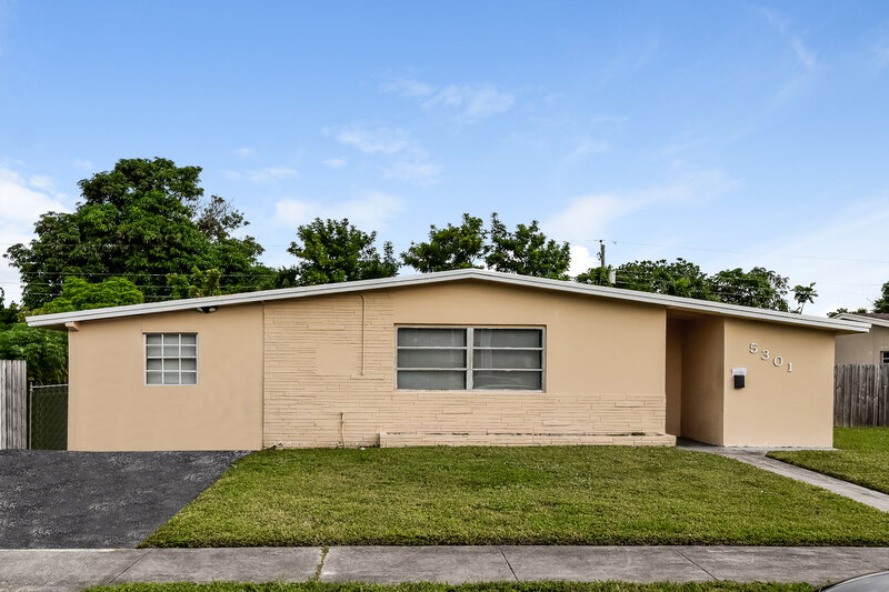 3,520/Mo, 5301 NW 11th St Lauderhill, FL 33313 External View