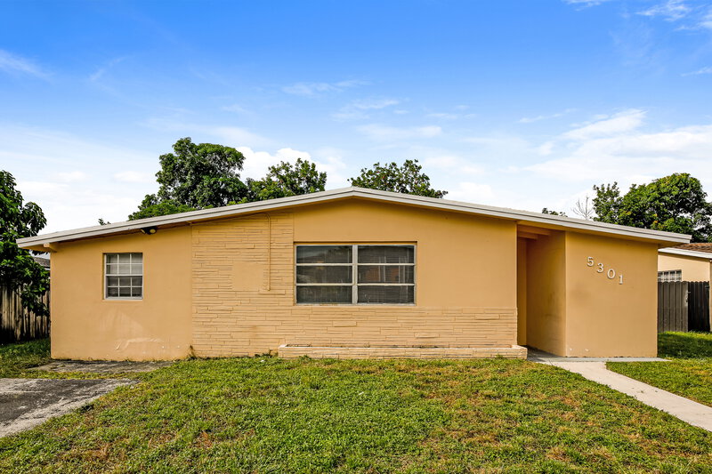 2,460/Mo, 5301 NW 11th St Lauderhill, FL 33313 External View