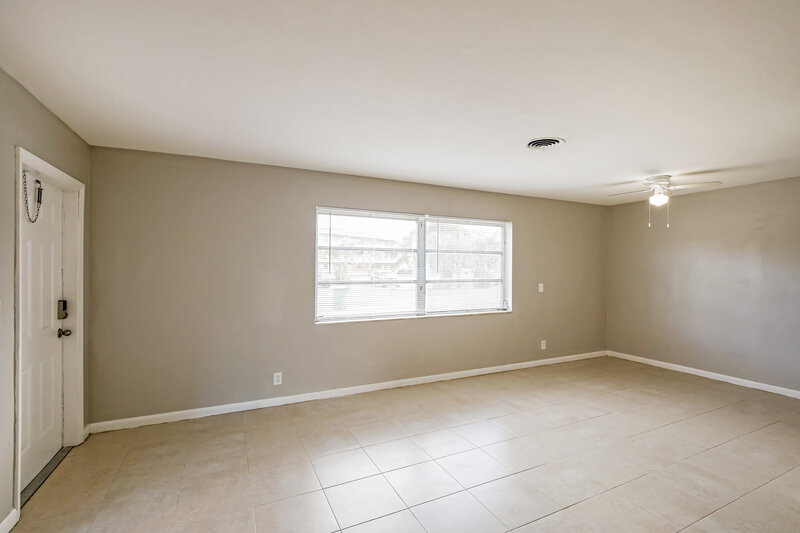 2,460/Mo, 5301 NW 11th St Lauderhill, FL 33313 Living Room View 3